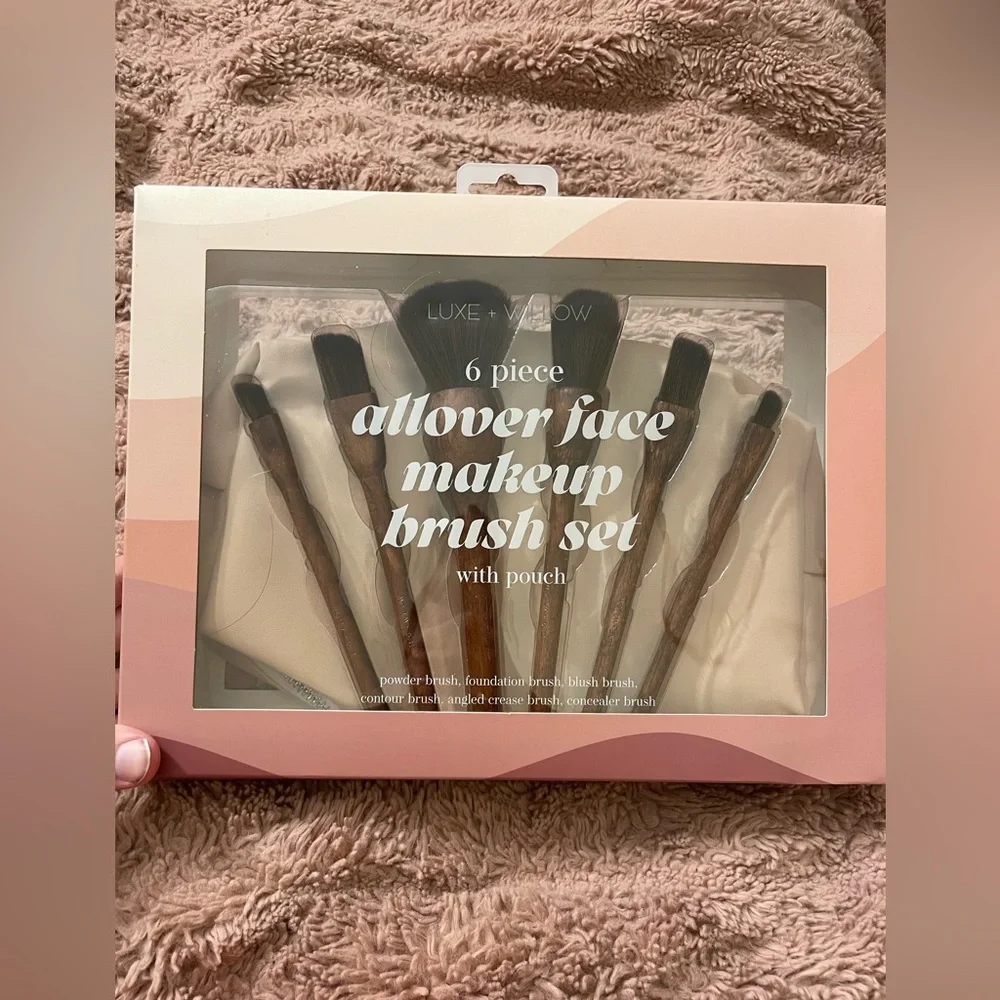 NWT Luxe & Willow 6 Piece Makeup Brush Set with Pouch